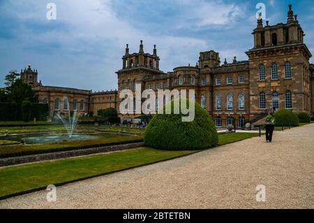 Blenheim Palace und der formalen Gärten Landschaftsgärten von Capability Brown vor. Oxfordshire, England. Stockfoto