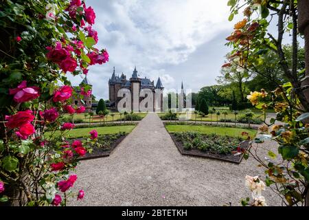 Öffentlicher Garten am alten historischen Schloss von Haar Niederlande Utrecht an einem hellen Sommertag,Luftaufnahme vom Schloss 'De Haar' in den Niederlanden Stockfoto