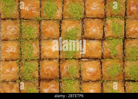 Baklava ist ein traditionelles türkisches Dessert. Es ist mit Pistazie und Nussbaum gemacht. Dünner Teig und Zucker-Scherbet werden bei der Herstellung von Baklava verwendet. Stockfoto