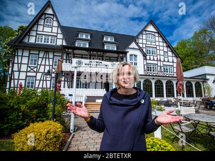 25. Mai 2020, Mecklenburg-Vorpommern, Vitte: Hoteldirektorin Nancy Engels vom Hotel Hitthim am Hafen von Kloster auf der Ostseeinsel Hiddensee erwartet nach der Aufhebung des Reiseverbots aufgrund der Corona-Schutzmaßnahmen die ersten ausländischen Urlaubsgäste. In Mecklenburg-Vorpommern dürfen Urlauber aus anderen Bundesländern nach Aufhebung des Reiseverbots aufgrund der Corona-Schutzmaßnahmen nun wieder nach Mecklenburg-Vorpommern reisen. Laut einer Umfrage des Landesverbandes Tourismus werden rund 90 Prozent der Unternehmen mit Wh geöffnet Stockfoto