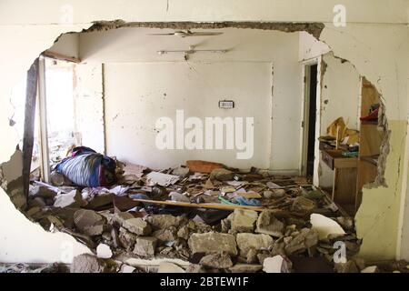 Karatschi, Pakistan - beschädigte Gebäude nach Bombenanschlag in Abbas Stadt - 12/03/2013 Stockfoto