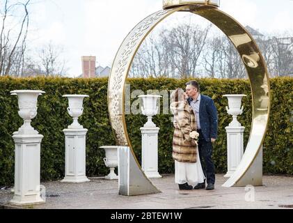 Frisch verheiratetes Paar küsst im Stadtpark am frühen Frühlingstag Stockfoto