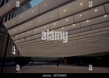 EDP Hauptsitz Gebäude in Lissabon für Architektur Nahaufnahme Detail gedreht, wo Linien dominieren das Bild, Reflexion in Glas Stockfoto