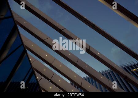 Detail Nahaufnahme eines modernistischen Firmengebäudes EDP Hauptsitz in Lissabon, Portugal Stockfoto