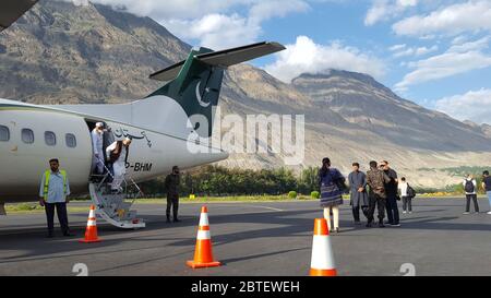 Passagiere, die nach der Landung auf der Landebahn aus dem Flugzeug kommen, auf dem schönen Flughafen Gilgit Baltistan, Pakistan 15/08/2019 Stockfoto