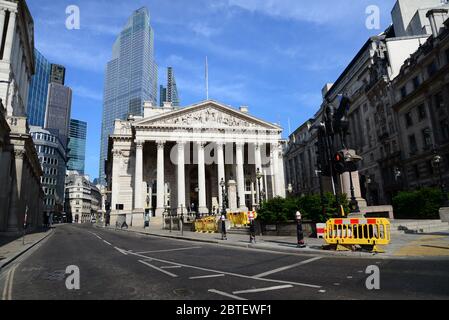 Die Royal Exchange und Umgebung der Bank Station, London während der 2020 Coronavirus Pandemie gesperrt Stockfoto