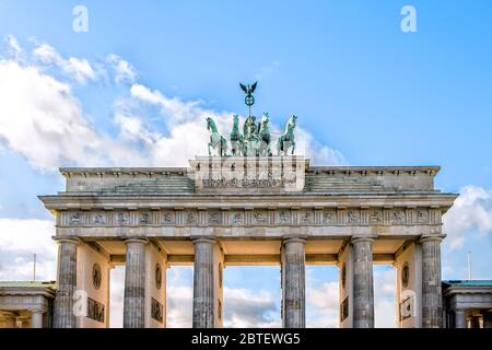 Berlin, Deutschland - 9. Dezember 2019: Branderburger Tor Tore ohne Menschen mit schönen Wolken im Hintergrund Stockfoto