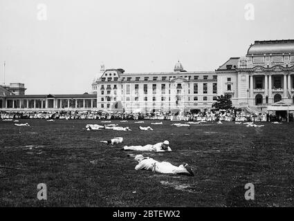 Straßenbohrer vor der Bancroft Hall auf dem Campus der United States Naval Academy, Annapolis, Maryland, Juni 1913 Stockfoto