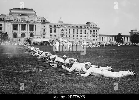 Skirmish Drill vor der Bancroft Hall auf dem Campus der United States Naval Academy, Annapolis, Maryland, Juni 1913 Stockfoto