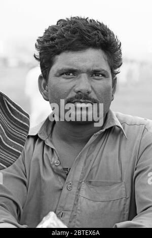 Porträt eines Mannes, der Eis am Clifton Beach, Karachi, Pakistan verkauft 26/06/2012 Stockfoto