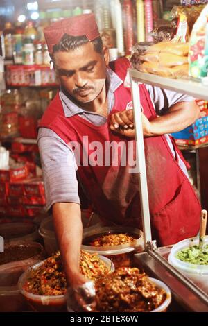 Verkäufer mit Sindhi-Hut, der Achar im sadar Bazar karachi, Pakistan, verkauft 15/03/2013 Stockfoto