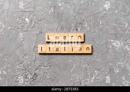 Italienische Wort auf Holz Baustein geschrieben. Italienische Text auf dem Tisch erfahren Sie, Konzept. Stockfoto