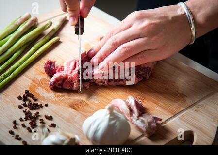 Frau, die Wagyu schneidet Japanisches Rindfleisch Steak auf dem Schneidebrett Nahaufnahme Stockfoto