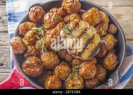 Gebacken in der Pfanne ganze junge Kartoffeln, hausgemachte bbq vegetarische Gerichte Stockfoto