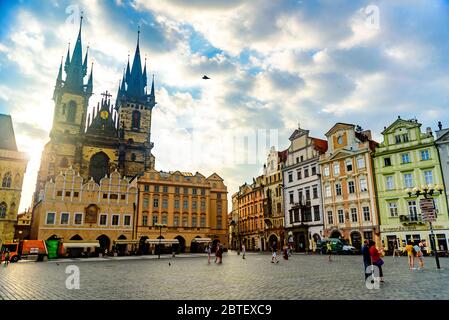 Prag, Tschechische Republik - 27. Juni 2019: Altstädter Ring und Kirche der Muttergottes vor Tyn am Sommermorgen Stockfoto