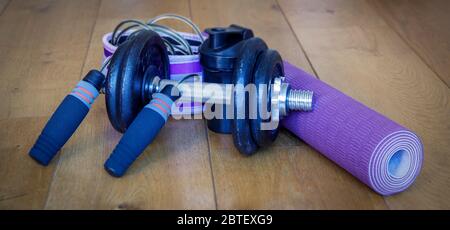 Coronavirus COVID-19 Sport zu Hause während Quarantine Home Fitness Yoga Workout Konzept. Stockfoto
