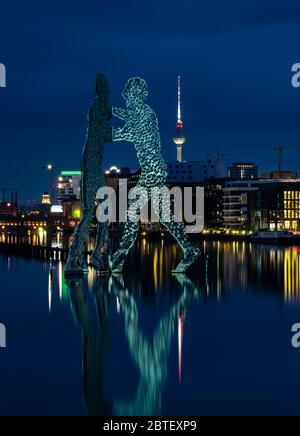 Berlin, Deutschland. Mai 2020. Das monumentale Kunstwerk "Molecule man" des amerikanischen Bildhauers Jonathan Borofsky spiegelt sich in der Spree während der langen Belichtung wider. Im Hintergrund rechts sieht man den Fernsehturm. Quelle: Paul Zinken/dpa-Zentralbild/ZB/dpa/Alamy Live News Stockfoto