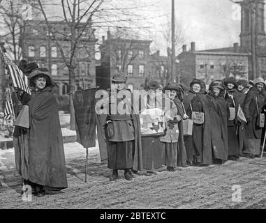 Wanderer des Wahlrechts, die an der Wahlrechtswanderung von New York City nach Washington, D.C. teilnahmen, die am 3. März 1913 an der Parade der National American Woman Suffrage Association teilnahm Stockfoto