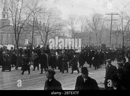 Wanderer des Wahlrechts, die an der Wahlrechtswanderung von New York City nach Washington, D.C. teilnahmen, die am 3. März 1913 an der Parade der National American Woman Suffrage Association teilnahm. Stockfoto