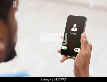 Männliches Telefon Mit Ankommendem Anruf Stockfoto