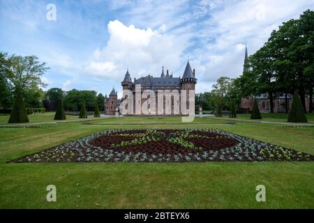 Öffentlicher Garten am alten historischen Schloss von Haar Niederlande Utrecht an einem hellen Sommertag,Luftaufnahme vom Schloss 'De Haar' in den Niederlanden Stockfoto