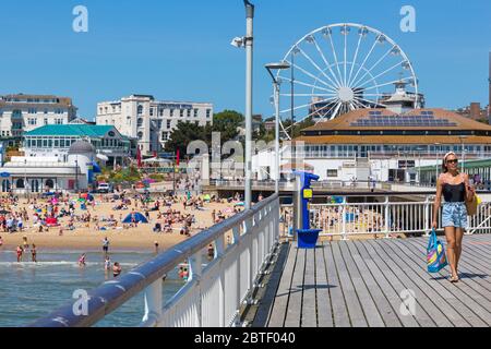 Bournemouth, Dorset, Großbritannien. Mai 2020. UK Wetter: Glühend heiß an den Stränden von Bournemouth mit klarem blauen Himmel und ungebrochenem Sonnenschein, während die Temperaturen am Feiertagsmontag ansteigen. Sonnenhungrige strömen an die Küste und die Strände sind voll, mit Parkplätzen voll und Autos überall und überall. Quelle: Carolyn Jenkins/Alamy Live News Stockfoto