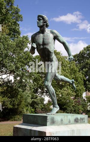 Griechische Runner Skulptur St Peter’s Square, Hammersmith London England Stockfoto