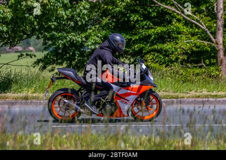 2019 KTM 125cc orange; Motorradfahrer; Zweiradtransport, Motorräder, Fahrzeug, Straßen, Motorräder, Motorradfahrer, die in Rivington UK fahren Stockfoto