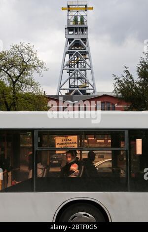 Bytom, Mai 14. Menschen im Bus vor der Bobrek Mine, wo die Förderung vorübergehend ausgesetzt wurde, weil die große Zahl der Bergleute infizieren Stockfoto