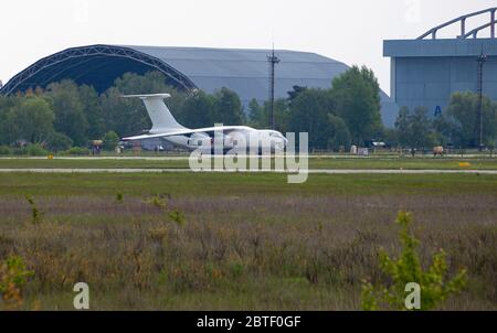 Hostel, Ukraine - 17. Mai 2020: IL-76 Flugzeug-Registernummer UR-CPV ist am Flughafen geparkt. Stockfoto