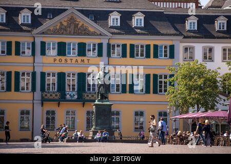 Das Beethoven-Denkmal am Münster-Platz vor der alten Post, Bonn, Nordrhein-Westfalen, Deutschland. das Beethoven-Denkmal auf dem M Stockfoto