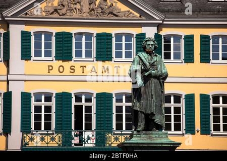 Das Beethoven-Denkmal am Münster-Platz vor der alten Post, Bonn, Nordrhein-Westfalen, Deutschland. das Beethoven-Denkmal auf dem M Stockfoto