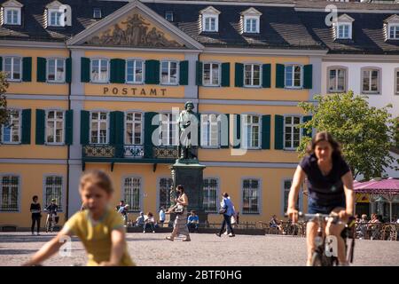 Das Beethoven-Denkmal am Münster-Platz vor der alten Post, Bonn, Nordrhein-Westfalen, Deutschland. das Beethoven-Denkmal auf dem M Stockfoto