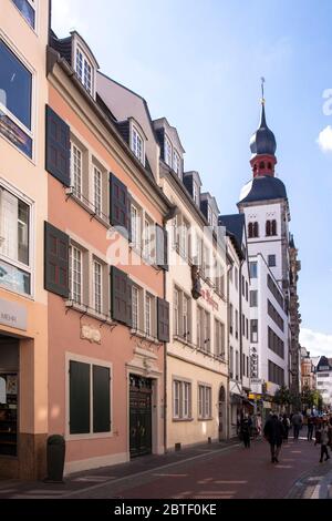 Das Beethoven-Haus in der Bonngasse, Geburtsort des Komponisten Ludwig van Beethoven, im Hintergrund die Namen-Jesu-Kirche, Bonn, Nord-RHI Stockfoto