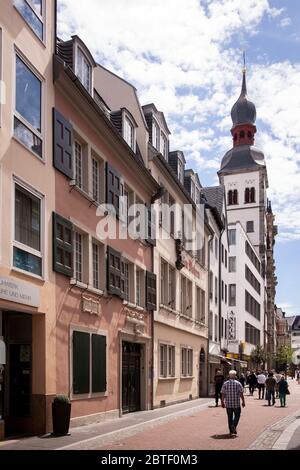 Das Beethoven-Haus in der Bonngasse, Geburtsort des Komponisten Ludwig van Beethoven, im Hintergrund die Namen-Jesu-Kirche, Bonn, Nord-RHI Stockfoto