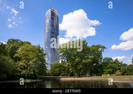 Blick vom Rheinauland auf den Postturm, Sitz des Logistikunternehmens Deutsche Post DHL Group, Bonn, Nordrhein-Westfalen Stockfoto