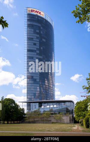 Blick vom Rheinauland auf den Postturm, Sitz des Logistikunternehmens Deutsche Post DHL Group, Bonn, Nordrhein-Westfalen Stockfoto