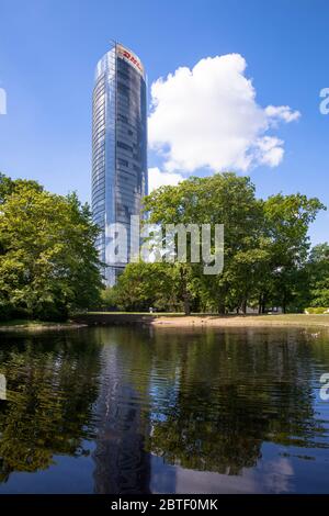 Blick vom Rheinauland auf den Postturm, Sitz des Logistikunternehmens Deutsche Post DHL Group, Bonn, Nordrhein-Westfalen Stockfoto