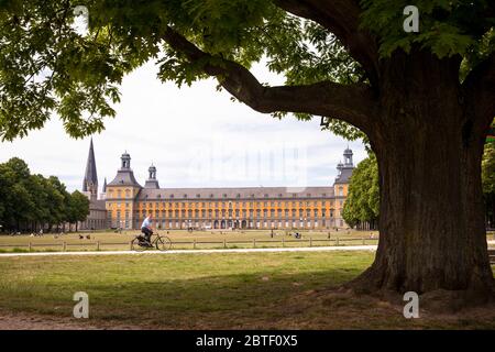 Der Hofgarten und die Universität, hinter dem Turm der Münsterkirche, Bonn, Nordrhein-Westfalen, Deutschland. Hofgarten und Universitaet, Stockfoto