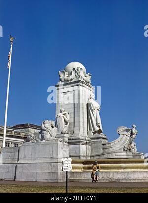 Columbus Springbrunnen und Statue vor der Union Station in Washington, D.C. ca 1943 Stockfoto