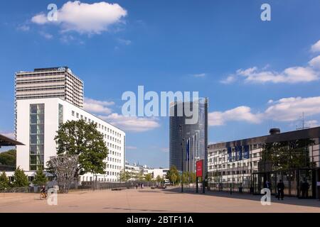 Der Postturm, Sitz des Logistikunternehmens Deutsche Post DHL Group, verließ den UN-Campus, rechts das World Conference Center, Platz der Verein Stockfoto