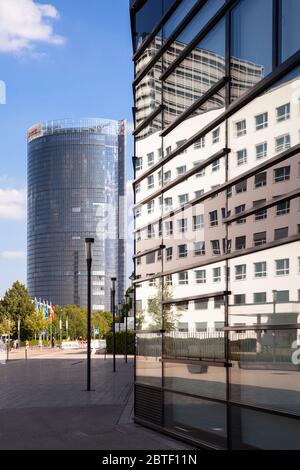 Der Postturm, Sitz des Logistikunternehmens Deutsche Post DHL Group und das World Conference Center, Platz der Vereinten Nationen, Bonn, NOR Stockfoto