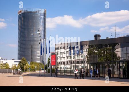 Der Postturm, Sitz des Logistikunternehmens Deutsche Post DHL Group und das World Conference Center, Platz der Vereinten Nationen, Bonn, NOR Stockfoto