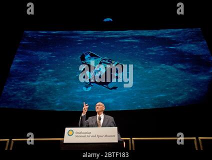 Am Vorabend der 40. Jahrestag der ersten menschlichen Landung von Apollo 11 auf dem Mond, Apollo 11 Crew, Michael Collins spricht während einer Vorlesung zu Ehren von Apollo 11 im National Air und Space Museum in Washington, Sonntag, 19. Juli 2009. (NASA/Bill Ingalls) Stockfoto