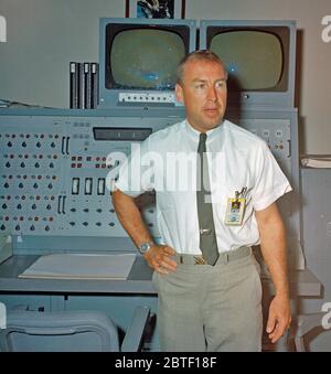 (6 Sept. 1966) - - - Astronaut James A. Lovell jr., Prime crew Befehl Pilot für den Gemini-12 Raumfahrt, ist abgebildet in Gebäude 5, Mission, Simulation und Training Service, vor dem Eintritt in die Zwillinge Mission Simulator für Flight Training. Stockfoto