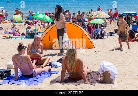 Bournemouth, Dorset, Großbritannien. Mai 2020. UK Wetter: Glühend heiß an den Stränden von Bournemouth mit klarem blauen Himmel und ungebrochenem Sonnenschein, während die Temperaturen am Feiertagsmontag ansteigen. Sonnenhungrige strömen an die Küste und die Strände sind voll, mit Parkplätzen voll und Autos überall und überall. Quelle: Carolyn Jenkins/Alamy Live News Stockfoto
