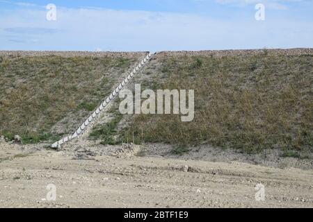 Bau von Regenwasser und Kanalisation auf Straßen und Autobahnen. Ein Transport Kanalisation. Stockfoto