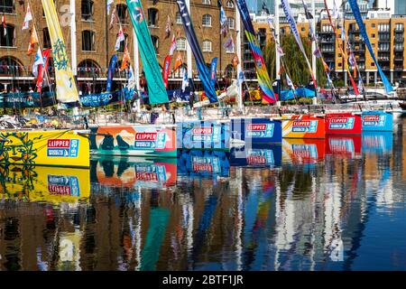 England, London, Wapping, St. Katharine Docks Marina, bunte Scherer Warten auf den Start der Bi-Annual Clipper Segelregatta rund um die Welt Stockfoto