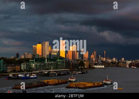 England, London, Docklands, am späten Abend Licht auf Canary Wharf Skyline und die Themse. Stockfoto