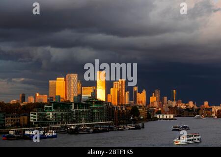 England, London, Docklands, am späten Abend Licht auf Canary Wharf Skyline und die Themse. Stockfoto